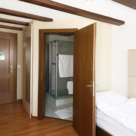 La Collina Coliving And Coworking غراشن